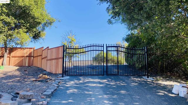 3540 Deer Hill Rd, Lafayette CA: https://media.crmls.org/mediaz/7694c35e-9281-4e11-a6f8-a7542edd6596.jpg
