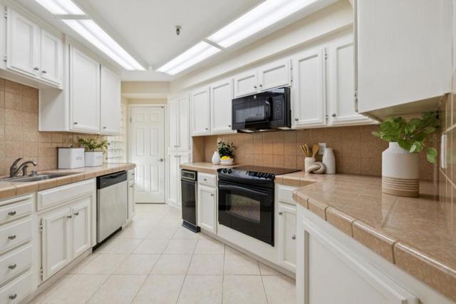 365 Forest Avenue, Palo Alto CA: https://media.crmls.org/mediaz/7694f91e-276c-41b5-bfc6-bc9034b61bb2.jpg