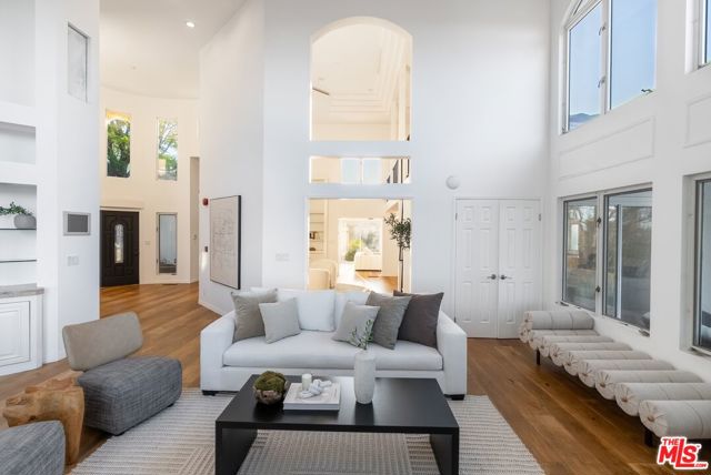 21965 Saddle Peak Road, Topanga CA: https://media.crmls.org/mediaz/76956e3f-f0d9-4957-80b7-49285b9a41ed.jpg