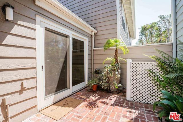 13080 Mindanao Way, Marina del Rey CA: https://media.crmls.org/mediaz/769613a8-c492-4c9f-b27c-54c26cd597ef.jpg