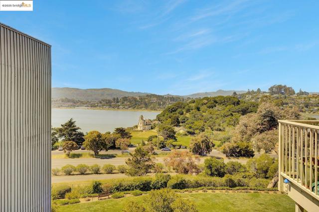 14 Janet Way, Tiburon CA: https://media.crmls.org/mediaz/7696be8e-9da4-4575-9dfa-a1758408372a.jpg