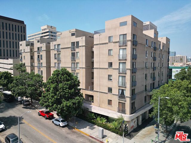 625 S Berendo Street, Los Angeles CA: https://media.crmls.org/mediaz/7696f7ea-eef3-4b80-a470-a2803010d2e7.jpg