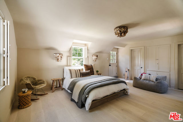 3100 Coldwater Canyon Avenue, Studio City CA: https://media.crmls.org/mediaz/76988a75-777e-4fbb-b066-a734277825a8.jpg