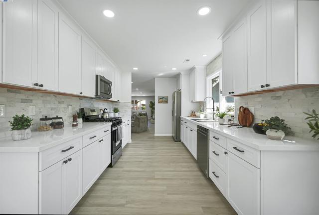 1662 Dorchester Pl, Concord CA: https://media.crmls.org/mediaz/7698bca9-440c-45dc-b720-15d81b2a6ed1.jpg