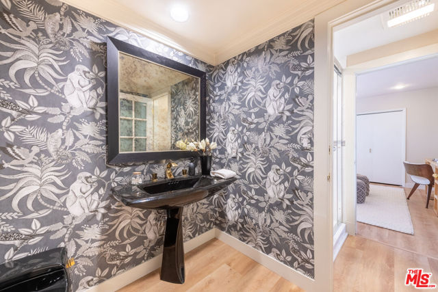 16331 Tudor Drive, Encino CA: https://media.crmls.org/mediaz/7698fa4a-188d-4fc3-9688-0b611eec933e.jpg