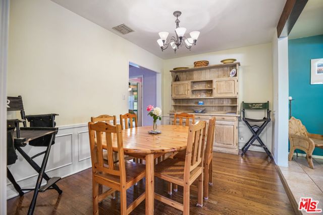 3007 W Clark Avenue, Burbank CA: https://media.crmls.org/mediaz/76996d12-9ae6-4942-903a-a98b5858eb15.jpg