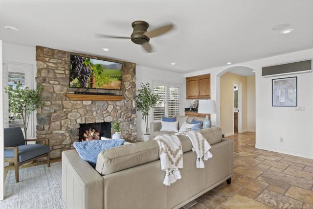 515 S Sierra Avenue, Solana Beach CA: https://media.crmls.org/mediaz/7699d82c-51d5-4f37-a15b-1e44138a520e.jpg