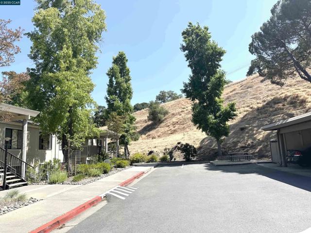 1601 Oakmont Dr, Walnut Creek CA: https://media.crmls.org/mediaz/769a0260-ab6c-44ec-851d-b909b4b6d09d.jpg