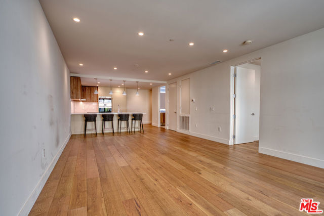 411 S Hamel Road, Los Angeles CA: https://media.crmls.org/mediaz/769a101e-6003-4acc-ba9f-f3a158746ce4.jpg