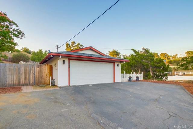 444 Victoria Place, Vista CA: https://media.crmls.org/mediaz/769af9e7-7d18-44bc-ae3e-fd795c84897b.jpg