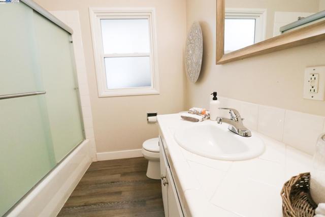 2272 Kelly St, Hayward CA: https://media.crmls.org/mediaz/769b462e-9d9b-4b7c-8462-71241c58af0a.jpg