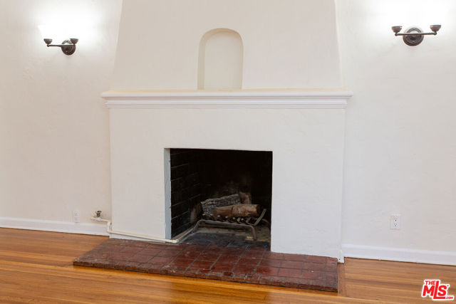 181 S Sycamore Avenue, Los Angeles CA: https://media.crmls.org/mediaz/769b6b6b-d0f8-4e06-831d-2a49b21f0531.jpg