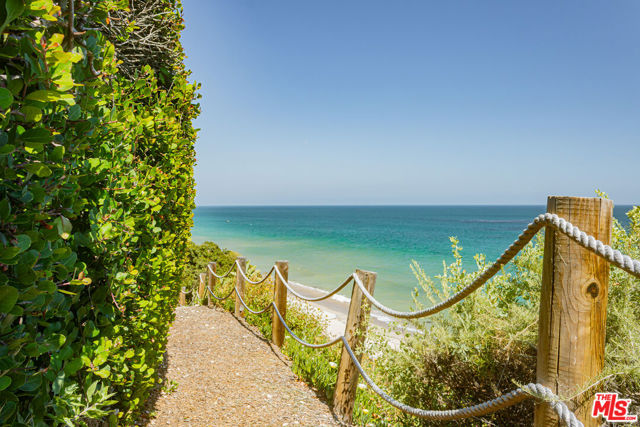 27500 Pacific Coast Highway, Malibu CA: https://media.crmls.org/mediaz/769bc631-4e82-4cd4-aa82-57bfdcbcfa73.jpg