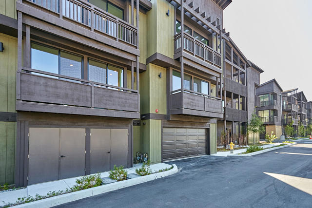 Detail Gallery Image 3 of 42 For 4201 Pennsylvania Ave #C2,  Glendale,  CA 91214 - 4 Beds | 4 Baths