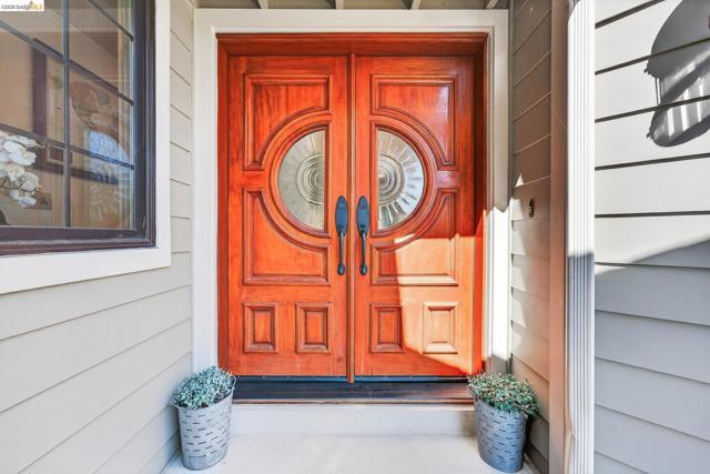 4963 Stoneridge Ct, Oakland CA: https://media.crmls.org/mediaz/769d84f7-45f3-495d-a9d2-c0f0d76e6978.jpg