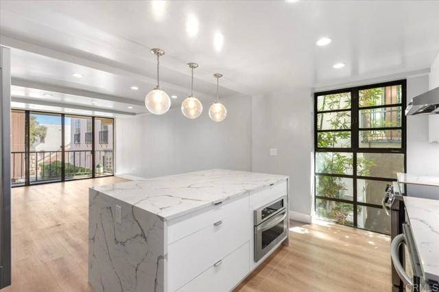 Detail Gallery Image 10 of 27 For 1250 Cave St #3,  La Jolla,  CA 92037 - 2 Beds | 2 Baths
