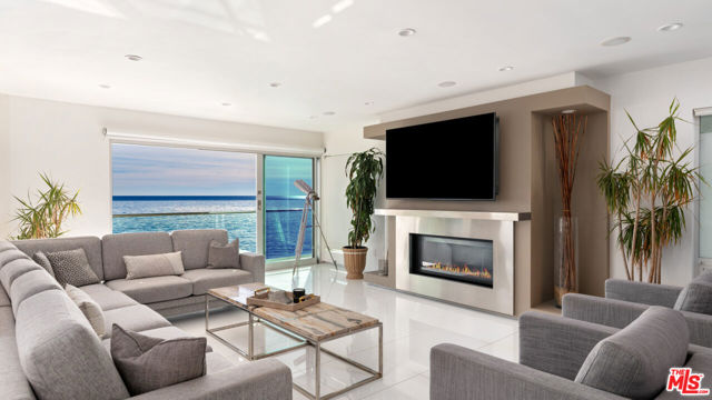 26050 Pacific Coast Highway, Malibu CA: https://media.crmls.org/mediaz/76a06b9a-0896-4819-874d-d129fb04294e.jpg