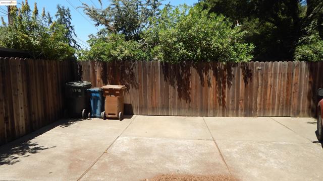 108 Green St, Martinez CA: https://media.crmls.org/mediaz/76a0db21-827a-4bf0-b099-bc162aebfb4e.jpg