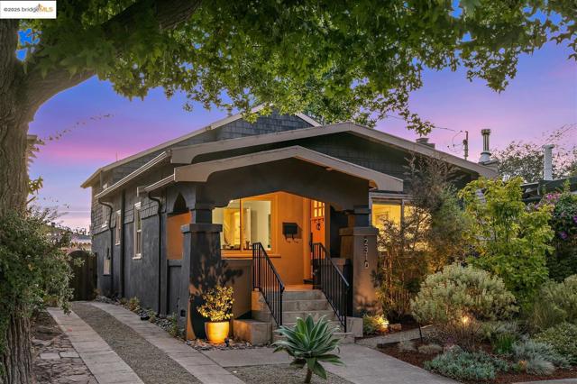 2310 Spaulding Ave, Berkeley CA: https://media.crmls.org/mediaz/76a202fb-1fec-4a80-9d0c-2d03a1403ff3.jpg