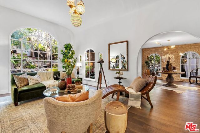 2276 La Granada Drive, Los Angeles CA: https://media.crmls.org/mediaz/76a2ebd0-72f8-4174-9735-10f0132e4fc6.jpg