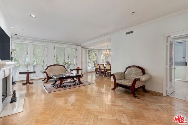 121 N Almont Drive, Beverly Hills CA: https://media.crmls.org/mediaz/76a3e3be-c536-4514-9e02-80ace662342a.jpg