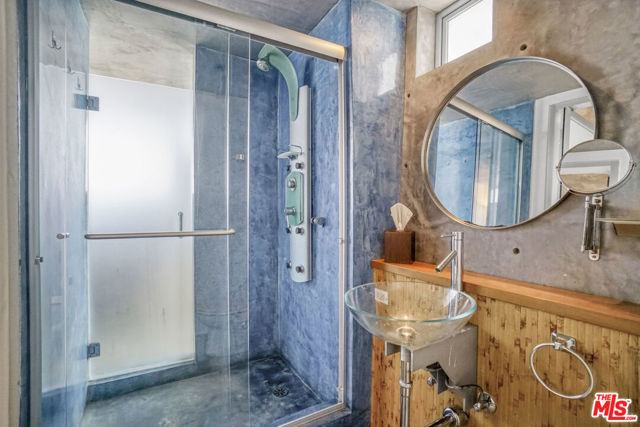 2911 Ocean Front Walk, Venice CA: https://media.crmls.org/mediaz/76a4b266-a7d5-4246-af3e-ddd58403d6c0.jpg