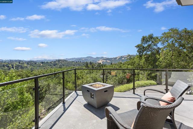 24 La Campana Rd, Orinda CA: https://media.crmls.org/mediaz/76a4ebc3-1f77-4d80-97d6-72047e2724db.jpg
