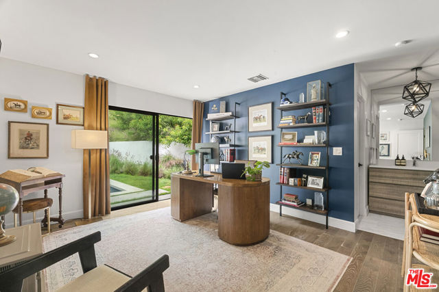 1739 San Ysidro Drive, Beverly Hills CA: https://media.crmls.org/mediaz/76a76341-f399-4f36-99dd-c766c07d91b0.jpg