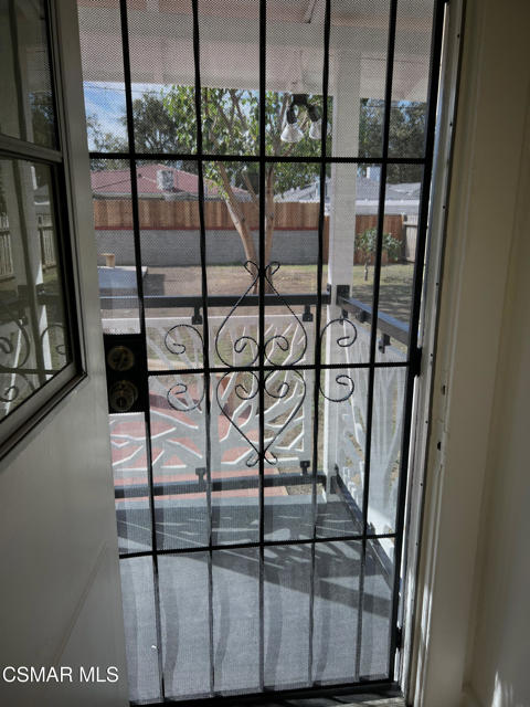 4049 Colonial Avenue, Los Angeles CA: https://media.crmls.org/mediaz/76a77016-6931-47ca-95a2-3a715c4fb98c.jpg
