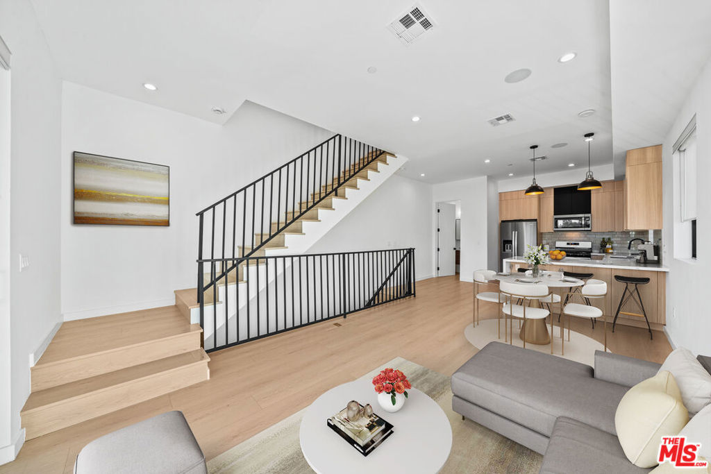 13841 Burbank Boulevard