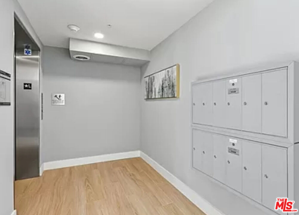 https://media.crmls.org/mediaz/76abe631-8c2f-4478-9588-366b75bc8e49.jpg?preset=X-Large
