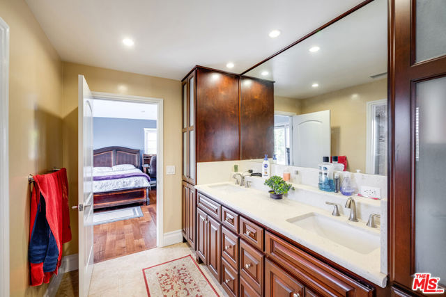 5966 ABERNATHY Drive, Los Angeles CA: https://media.crmls.org/mediaz/76ae3154-8d28-4896-83d8-719fcdccb791.jpg