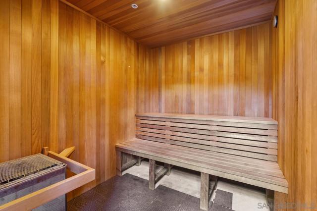 1040 Genter St, La Jolla CA: https://media.crmls.org/mediaz/76ae40a7-585a-40bf-80b1-2f64e633cef0.jpg