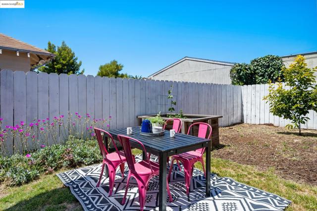 1547 68Th Ave, Oakland CA: https://media.crmls.org/mediaz/76ae4228-8e8c-4c96-afa2-a5732b4d7cbb.jpg