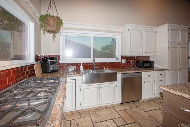 Detail Gallery Image 11 of 60 For 1330 Sugarbush Dr, Vista,  CA 92084 - 4 Beds | 3 Baths