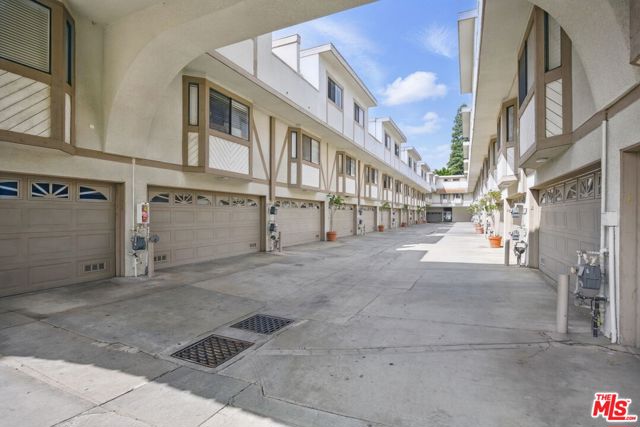 10229 Variel Avenue, Chatsworth CA: https://media.crmls.org/mediaz/76af96bb-7f4a-4234-86e3-3a48e33563b4.jpg