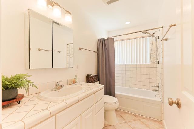 9355 Holly Oak Way, Salinas CA: https://media.crmls.org/mediaz/76aff9e9-da46-4b94-a39b-6dc45a4fe6d4.jpg