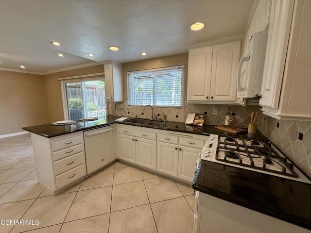 806 San Simeon Drive, Newbury Park CA: https://media.crmls.org/mediaz/76b0577d-bf50-4985-bd0e-dbf9781df3cc.jpg