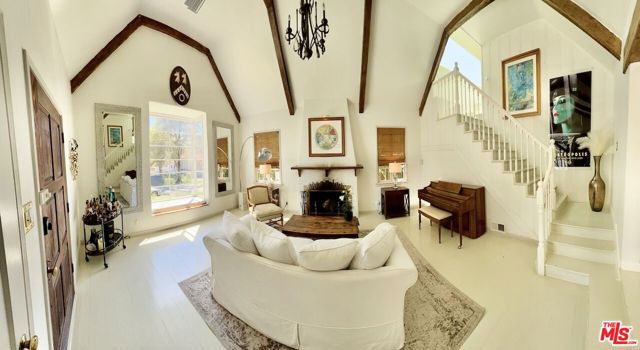 219 Winchester Avenue, Glendale CA: https://media.crmls.org/mediaz/76b141b2-e5bd-4d48-9b70-cd75c76383cb.jpg