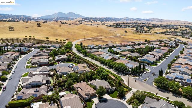 1101 Lafite Ct, Brentwood CA: https://media.crmls.org/mediaz/76b17390-dde8-4da6-8b0f-556465040e27.jpg