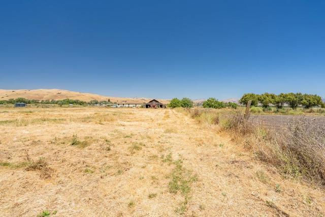 7327 Lovers Lane, Hollister CA: https://media.crmls.org/mediaz/76b1d346-fbb9-41d5-b250-2a2350033981.jpg