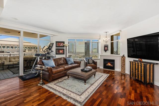 700 W Harbor Dr, San Diego CA: https://media.crmls.org/mediaz/76b2b1a2-b8a9-47a1-8335-119a76f5776a.jpg