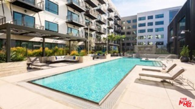 695 S Santa Fe Avenue, Los Angeles CA: https://media.crmls.org/mediaz/76b2c25c-a9da-42cb-809e-36b149827e08.jpg