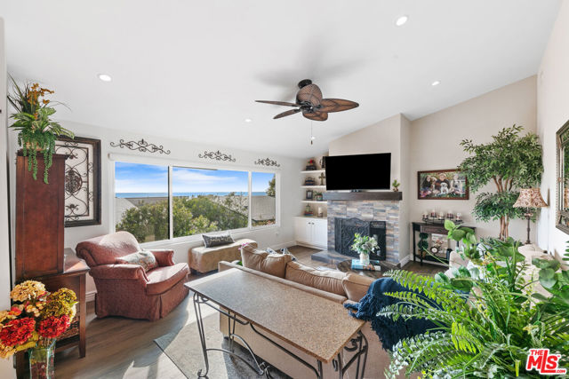 6789 Seawatch Lane, Malibu CA: https://media.crmls.org/mediaz/76b2fa9b-414f-4e7f-a1ad-9514b9e4154d.jpg