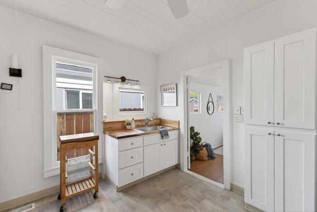 222 2nd Avenue, Santa Cruz CA: https://media.crmls.org/mediaz/76b3b607-487c-4208-9240-365950fc9836.jpg