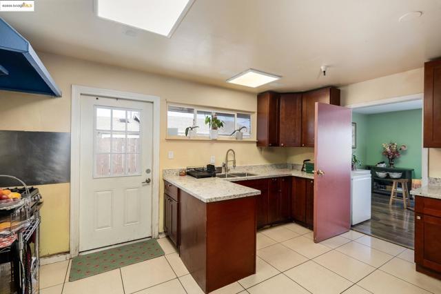 18905 Standish Ave, Hayward CA: https://media.crmls.org/mediaz/76b41e35-9ce6-46ff-bc30-2e6af559a188.jpg