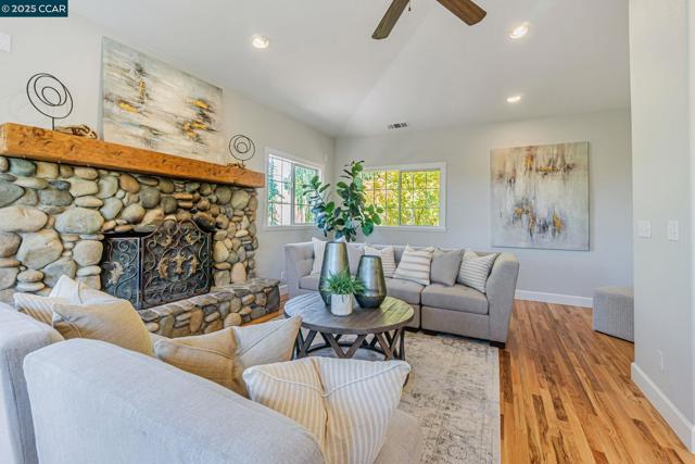 631 La Vista Rd, Walnut Creek CA: https://media.crmls.org/mediaz/76b447b5-69b8-4e0e-835b-cbbb56f7673f.jpg