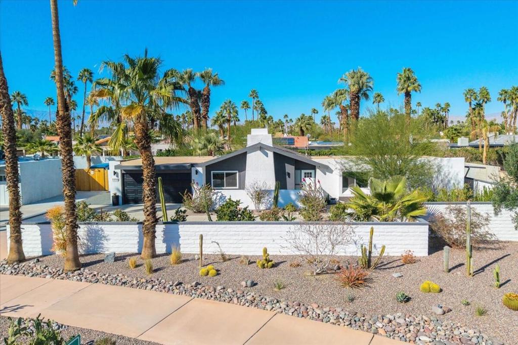 1110 E Vista Chino Rd