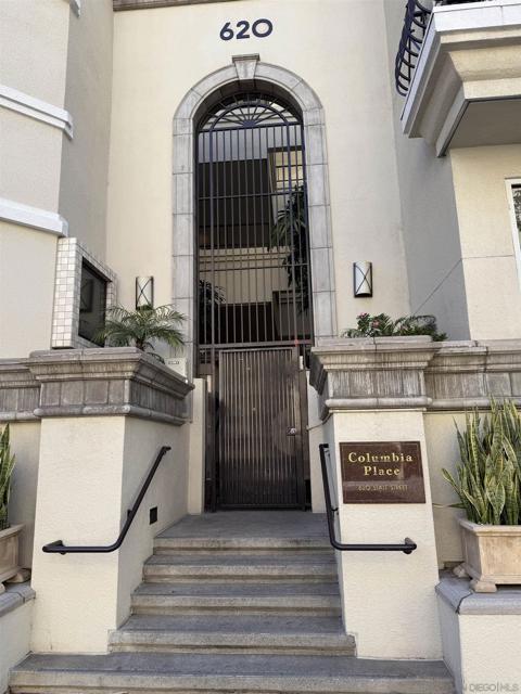 620 State St, San Diego CA: https://media.crmls.org/mediaz/76b52215-d049-4f53-b902-3b27f512076d.jpg