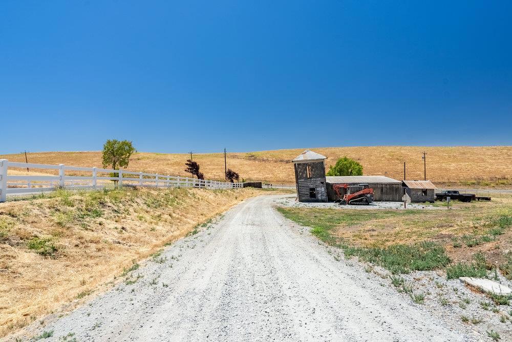 https://media.crmls.org/mediaz/76b53c51-48d3-40e2-8e77-b494b7b087d9.jpg?preset=X-Large